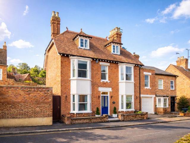 6 bedroom link detached house for sale