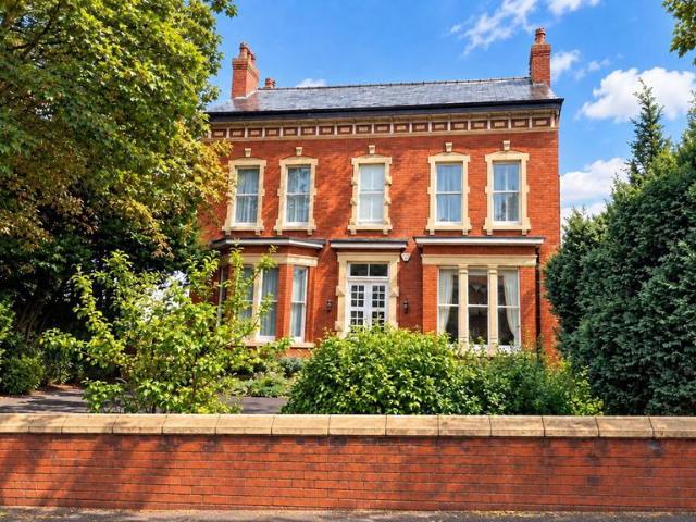 6 bedroom link detached house for sale