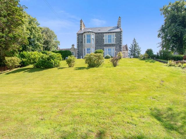 6 bedroom link detached house for sale