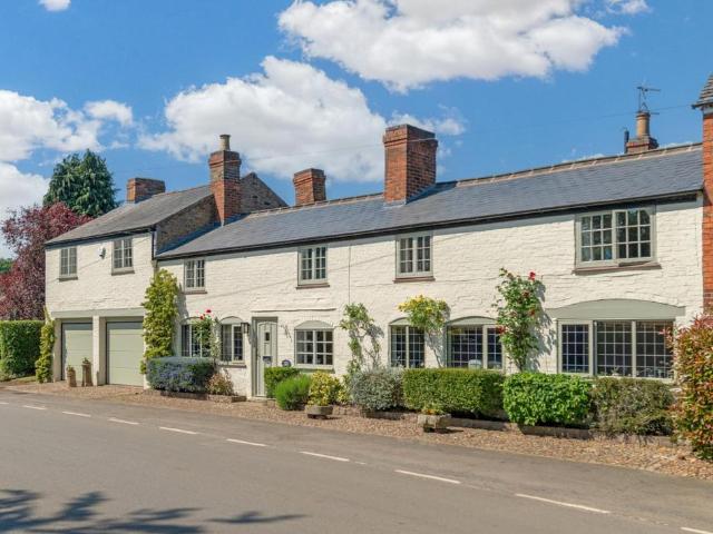 6 bedroom link detached house for sale