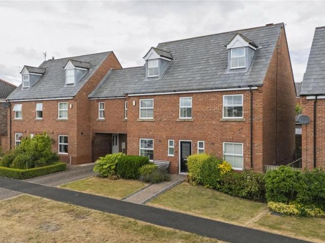 6 bedroom link detached house for sale