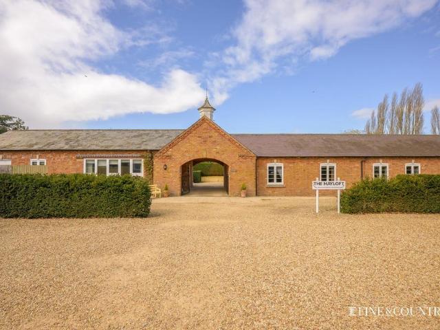 6 bedroom link detached house for sale