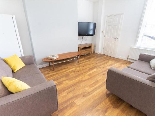 6 bedroom maisonette to rent