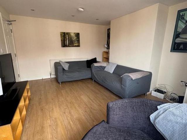 6 bedroom maisonette to rent