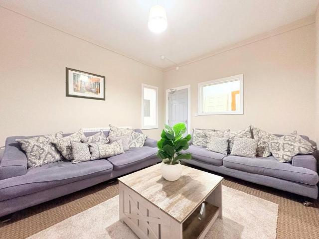 6 bedroom maisonette to rent