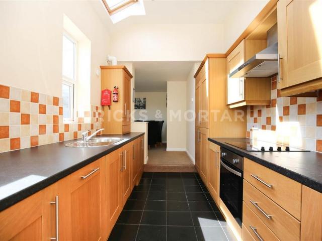 6 bedroom maisonette to rent