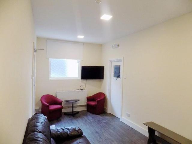 6 bedroom maisonette to rent