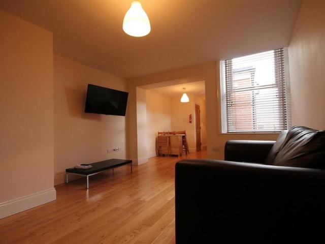 6 bedroom maisonette to rent