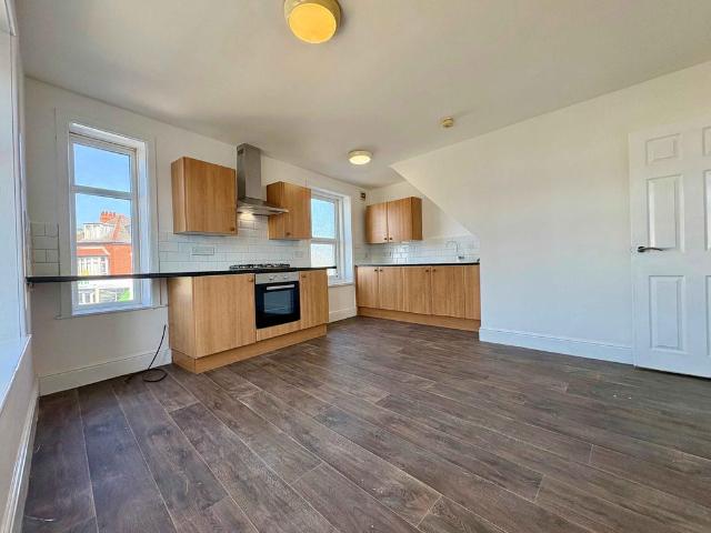 6 bedroom maisonette to rent