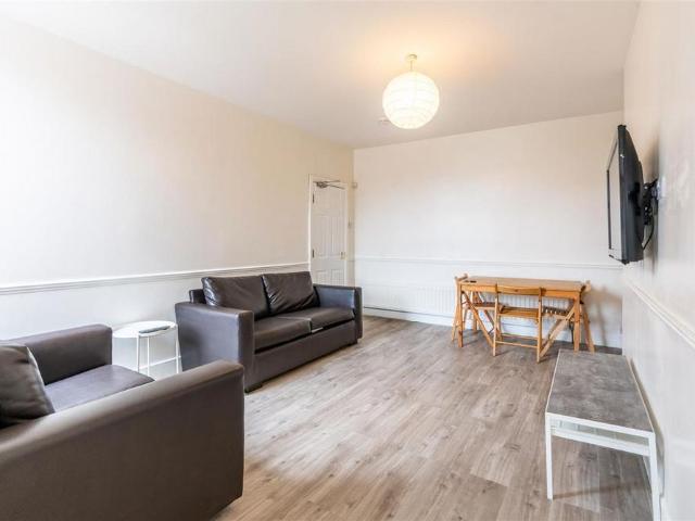 6 bedroom maisonette to rent