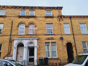 6 bedroom mid terraced house Let in Bradford