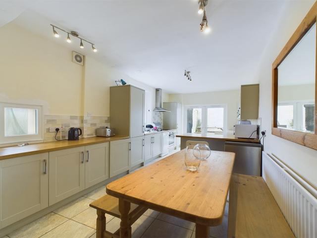 6 Bedroom Mid Terraced House
