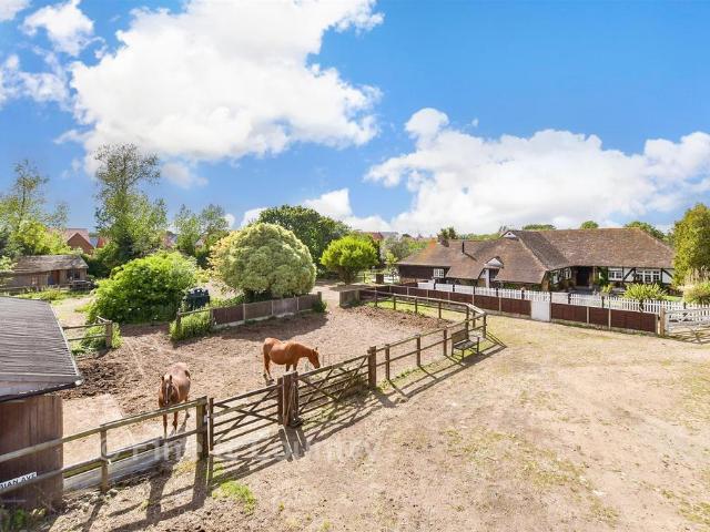 6 bedroom detached house for sale