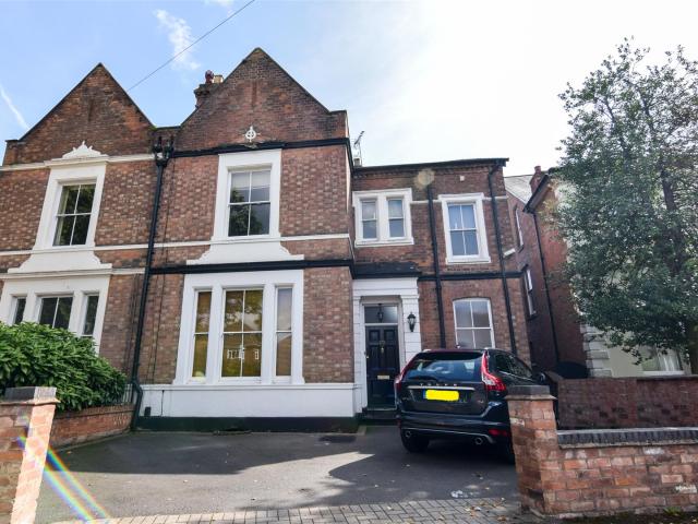 6 Bedroom Semi Detached House