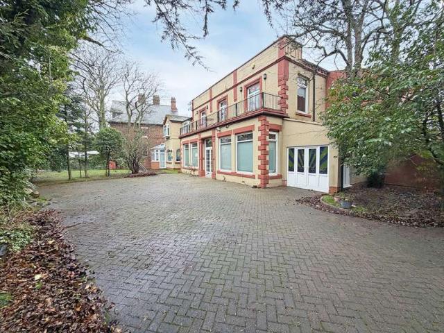 6 Bedroom Semi Detached House