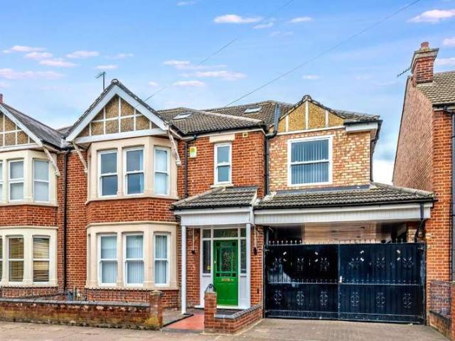 6 Bedroom Semi Detached House