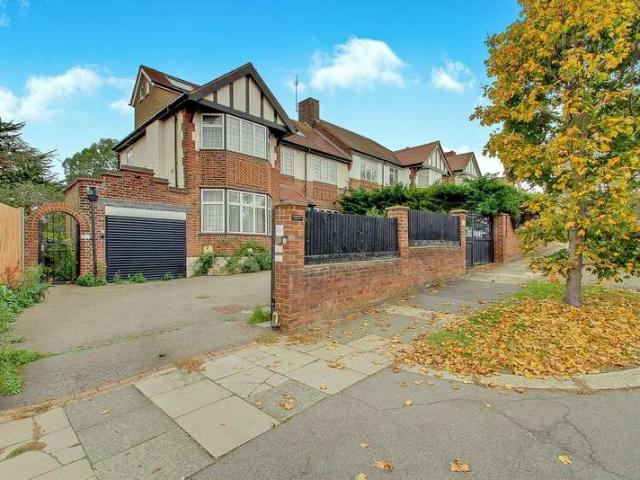 6 Bedroom Semi Detached House