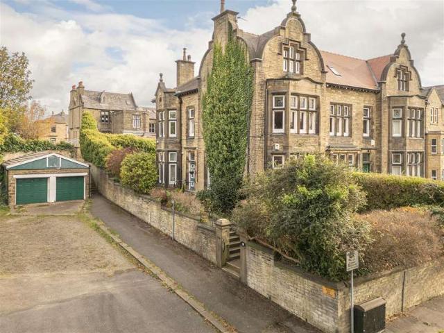 6 Bedroom Semi Detached House