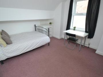 6 bedroom Semi detached house To Let