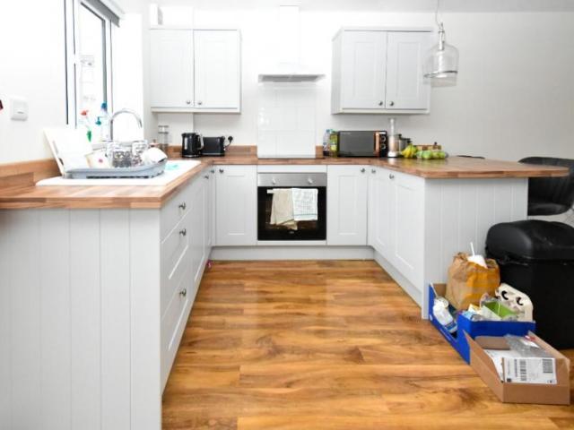 6 bedroom Semi detached house To Let