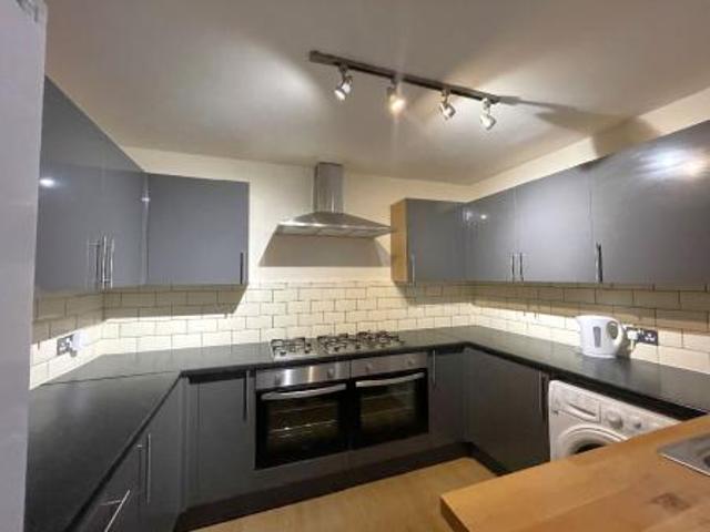 6 bedroom Semi detached house To Let