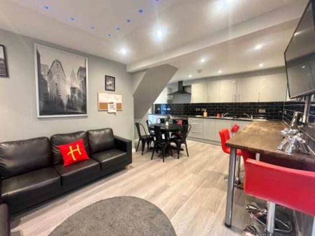 6 bedroom Semi detached house To Let