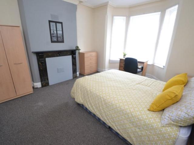 6 bedroom Semi detached house To Let