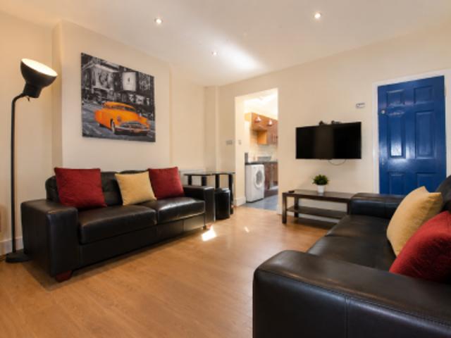 6 bedroom Semi detached house To Let