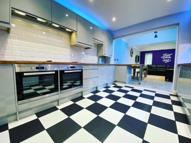 6 bedroom Semi detached house To Let