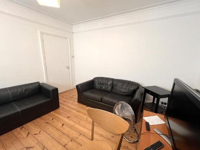 6 bedroom semi detached house to rent