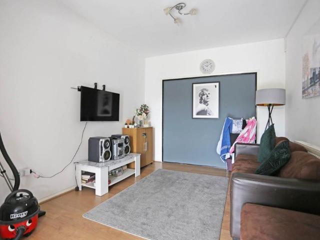6 bedroom semi detached house to rent