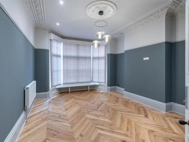 6 bedroom semi detached house to rent