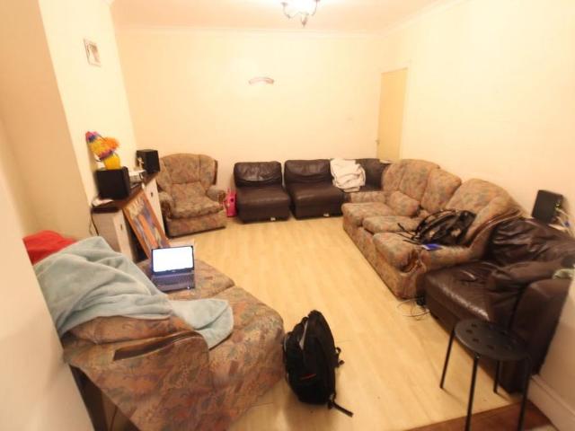 6 bedroom semi detached house to rent