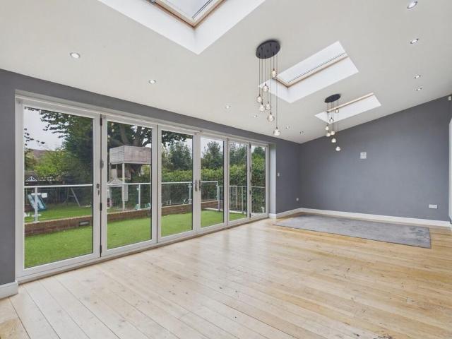 6 bedroom semi detached house to rent