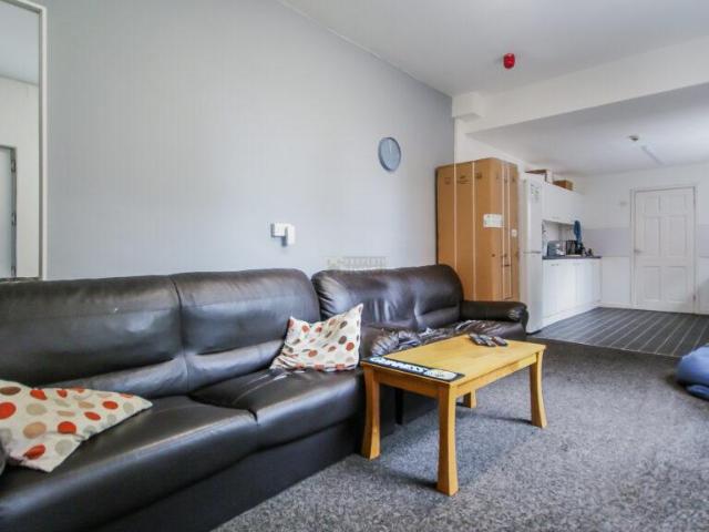 6 bedroom semi detached house to rent