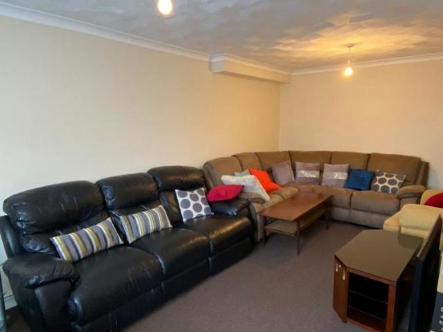 6 bedroom semi detached house to rent