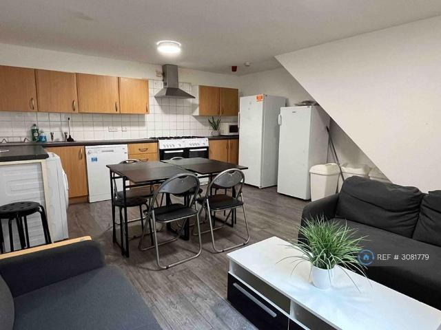 6 bedroom semi detached house to rent