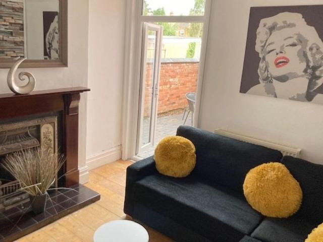 6 bedroom semi detached house to rent