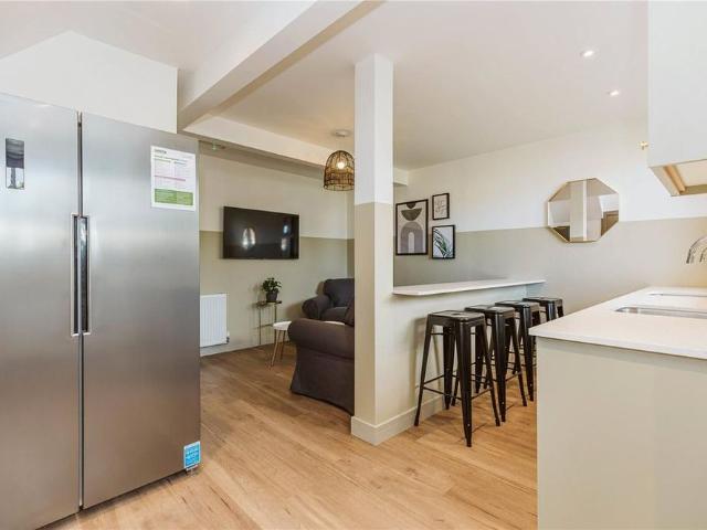 6 bedroom semi detached house to rent