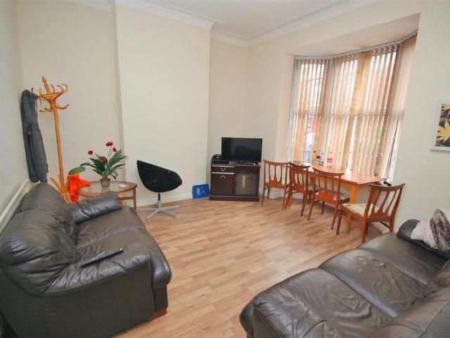 6 bedroom semi detached house to rent