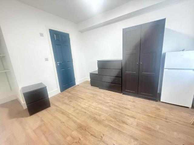 6 bedroom semi detached house to rent