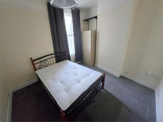 6 bedroom semi detached house to rent