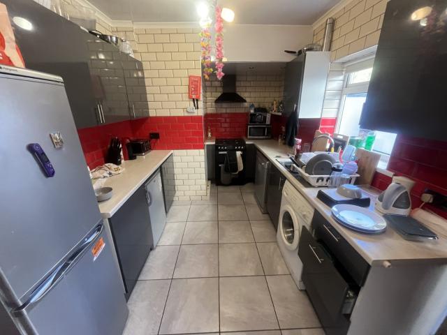 6 bedroom semi detached house to rent