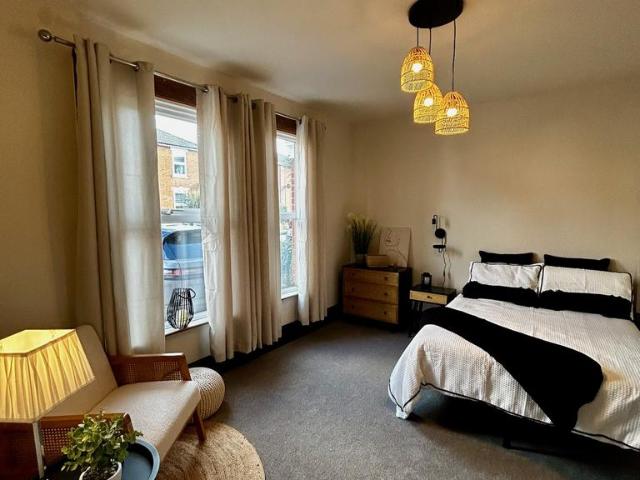 6 bedroom semi detached house to rent