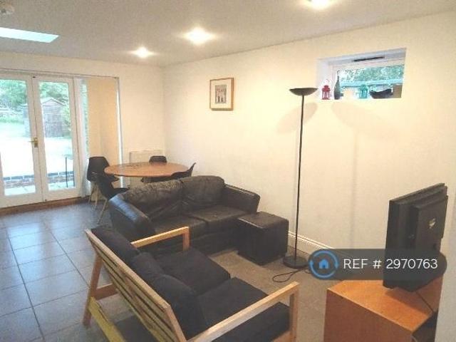 6 bedroom semi detached house to rent