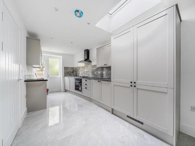 6 bedroom semi detached house to rent