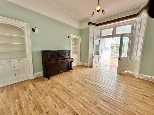 6 bedroom semi detached house to rent