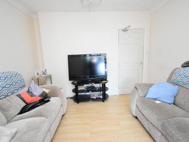 6 bedroom semi detached house to rent