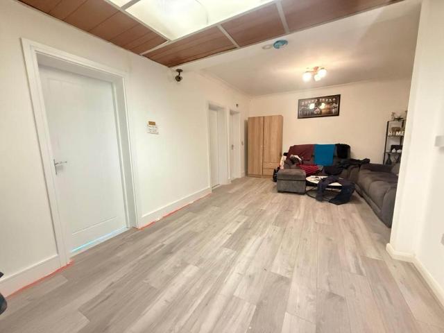6 bedroom semi detached house to rent