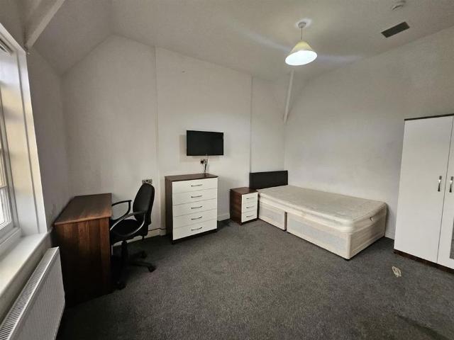 6 bedroom semi detached house to rent